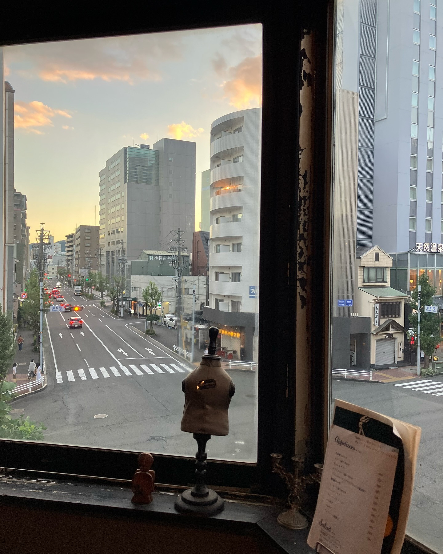 駅からすぐに位置し、深夜まで営業している当店は、都会の喧騒か